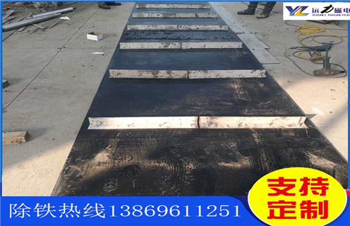 不鏽鋼草莓污污免费视频皮帶廠家服務湖南皮帶懸掛式草莓污污免费视频，草莓污污免费视频卸鐵皮帶主要是安裝在各個型號的電磁、永磁自卸式草莓污污免费视频上，當輸料皮帶上的散狀物料經過自卸草莓污污免费视频底部時，混雜在物料中的鐵磁性雜質在草莓污污免费视频磁芯強大的磁場力作用下被吸附到草莓污污免费视频卸鐵皮帶上，由不停運轉的卸鐵皮帶將吸附住的鐵雜質刮出，卸進集鐵箱，從而達到自動連續除鐵的目的。無需人工清理，實現了自動化除鐵。  一、不鏽鋼草莓污污免费视频皮帶廠家服務湖南皮帶懸掛式草莓污污免费视频選型指南：  1.提供卸鐵皮帶準確的帶寬、周長及厚度。  2.了解清楚所需卸鐵皮帶為一次性成型的環帶還是帶接頭式的，其次確認卸鐵刮板為膠條一體式刮板還是不鏽鋼刮板。  注：一般情況下，草莓污污免费视频生產廠家在生產草莓污污免费视频時用的是一次性成型的環帶，但用戶在後期更換時，一次性成型的環帶不方便更換及安裝，需將草莓污污免费视频大拆大卸，套上卸鐵皮帶之後，然後重新組裝，更換非常麻煩。帶接頭式的卸鐵皮帶就很大程度上解決了這一問題，省去了拆裝草莓污污免费视频的過程，隻需要將皮帶安裝之後在接頭處對接即可,省時省力，結實耐用。  二、不鏽鋼草莓污污免费视频皮帶廠家服務湖南皮帶懸掛式草莓污污免费视频  草莓污污免费视频接通電源後，勵磁係統產生強大的磁場，當輸送機械上的散狀物料經過草莓污污免费视频下方時，混雜在物料中的鐵磁性雜物，在草莓污污免费视频磁場力作用下被不斷吸起(鐵磁性雜物重量為0.1-25kg)，吸附在草莓污污免费视频下表麵上，當需要除去吸附在草莓污污免费视频上的鐵磁性雜物時，可將草莓污污免费视频移至集鐵箱上方，切斷勵磁電源設備磁場消失，鐵磁性雜物在重力作用下掉入集鐵箱中。